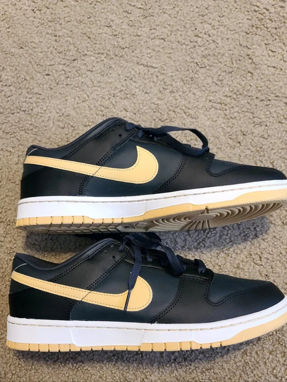 Nike black low